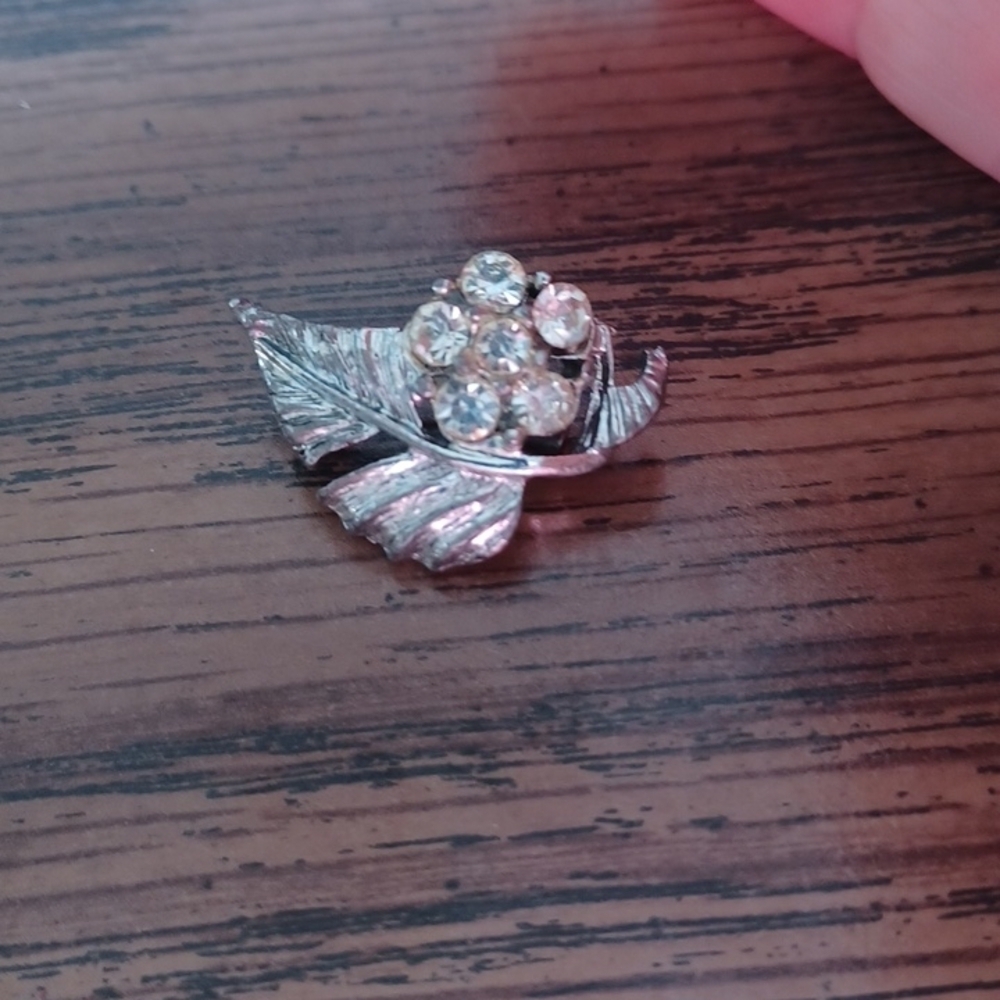 Cute Vintage Silver Tone Rhinestone accent Leaf Brooch